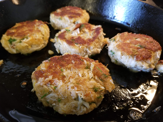 ハワイを感じるおうちごはん クラブケーキ オランデーズソースで エッグベネディクト Hawaii Lifestyle Club ハワイを感じるおうちごはん クラブケーキ オランデーズソースで エッグベネディクト Hawaii Lifestyle Club
