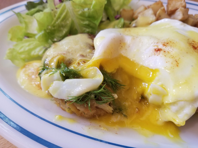ハワイを感じるおうちごはん クラブケーキ オランデーズソースで エッグベネディクト Hawaii Lifestyle Club ハワイを感じるおうちごはん クラブケーキ オランデーズソースで エッグベネディクト Hawaii Lifestyle Club